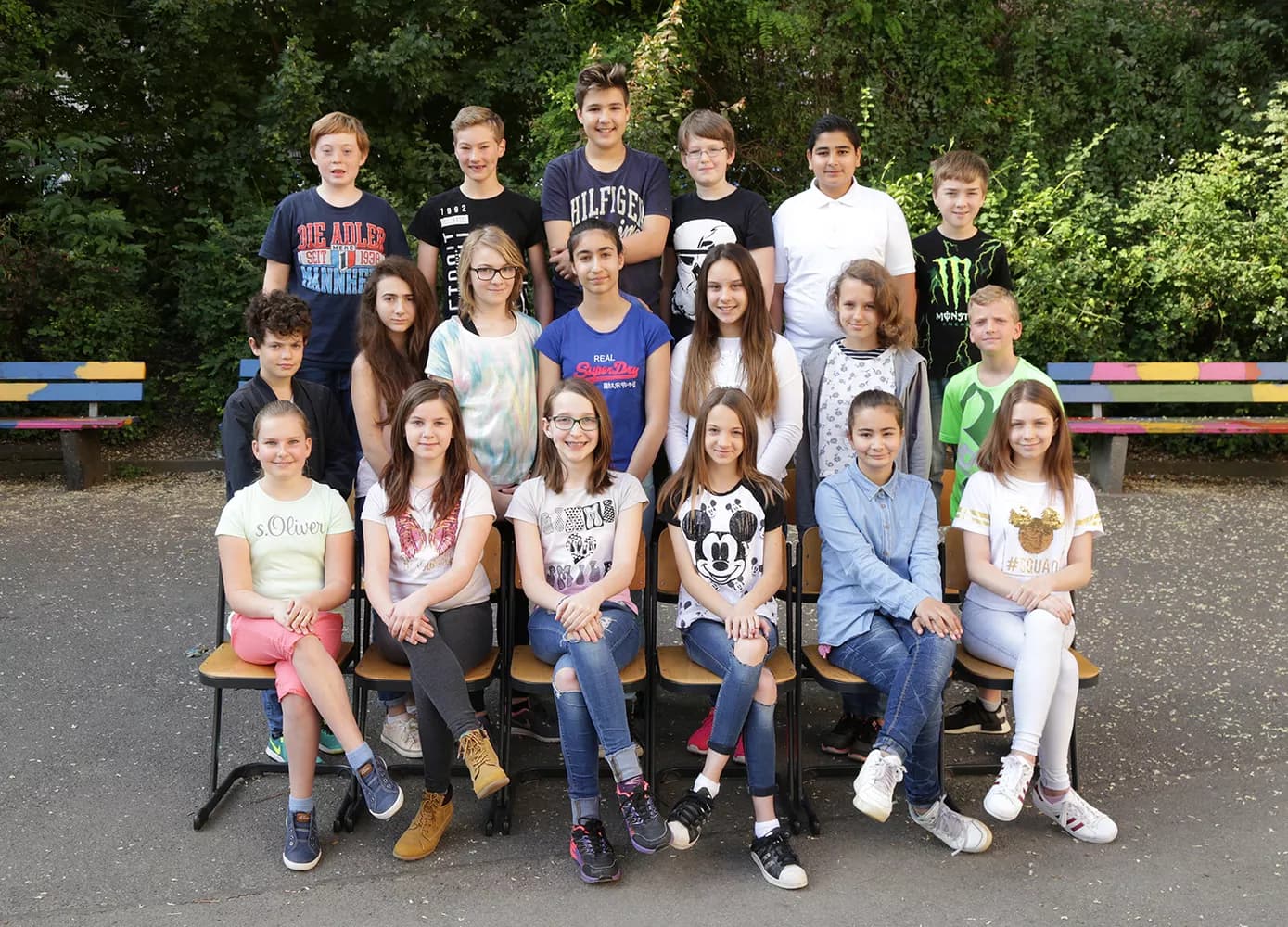 Schulleitung und Schulfotograf besprechen gemeinsam einen Ablaufplan im Schulflur.